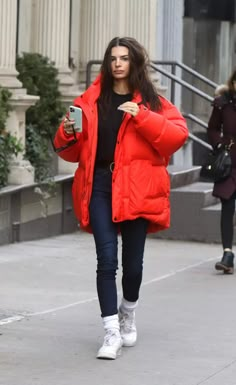 Oversized Puffer Jacket Outfit, Red Puffer Jacket Outfit, Red Jacket Outfit, Puffer Jacket Outfits, Best Puffer Jacket, Puffer Outfit, Emily Ratajkowski Style, Oversized Puffer Jacket, Puffer Jacket Outfit