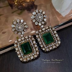 Sabya Sultaani Polki Earings Victorian Jewelry Indian Earrings, Emerald Earrings Indian, Diamond Polki Jewellery, Gold Website, Diamond Earrings Indian, Emerald Colour, Earrings For Wedding, Emerald Jewellery, Diamond Earrings Design