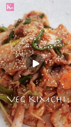 the video shows how to make vegetable stir fry with vegetables and sesame seeds on top