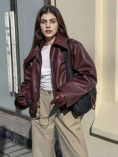 Retro Biker Style, Fall Leather Jacket, Moto Jacket Outfit, Red Leather Coat, Outfit Retro, Streetwear Jackets, Burgundy Jacket, Winter Streetwear, Classic Outfit