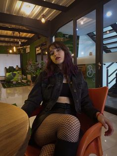 Medias de red falda negra, chaqueta negra top purple hair dark girl Medias Red Outfit, Girl In Coffee Shop, Coffee Shop Outfit, Outfits Juveniles, Dark Girl, Dark Outfits, T Dress