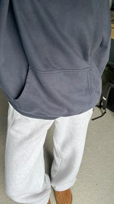 Navy hoodie, hollister, grey sweats, wide leg, aerie, cloud fleece, uggs, outfit, inspo Heather Grey Sweatpants Outfit, Light Gray Sweatpants Outfit, Cozy Winter Fits, Gray Sweatpants Outfit, Sweats Outfit, Fall School, Grey Sweats, Sweatpants Outfit, Uggs Outfit