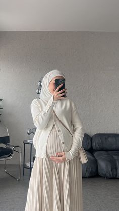 Mirror Selfie Pregnant, Hijab Maternity Outfits, Pregnant Hijabi Outfit, Hijab Pregnancy Outfits, Pregnancy Outfits Hijab, Hijab Pregnant, Preggy Outfit, Modest Maternity Dresses, Preggy Mom