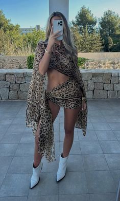 Leopard Top Outfit, Boho Beach Outfit, Look Festival, Ibiza Outfits, Sarong Skirt, Sassy Outfit, Ballroom Dress, Lace Dress Black