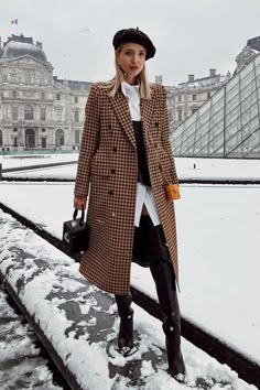 Vineyard Outfit, Mantel Styling, Paris Winter, Mode Shoes, Fashion Calendar, Neue Outfits, Vogue Australia, Paris Outfits, Couture Week