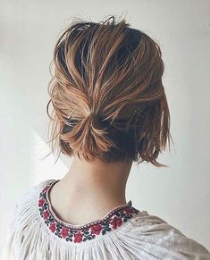 Elegant Short Hair, Bun Ideas, Short Hair Bun, Bun Styles, Trendy Hairstyle, Short Bob Haircuts, Lady Fashion, Smokey Eyes