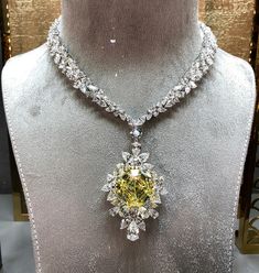 Baselworld 2018. Bijoux signés Graff. Graff Necklace, Necklace 2022, Graff Jewelry, Yellow Diamond Necklace, Graff Diamonds, Dope Jewelry Accessories, Real Diamond Necklace, Neck Pieces Jewelry, Extraordinary Jewelry