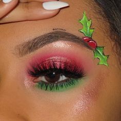 Christmas Eye Makeup Looks, Christmas Makeup Eyeshadow, Red And Green Eye Makeup, Green Eye Makeup Christmas, Eyeshadow Looks Christmas, Christmas Eye Makeup Easy, December Eyeshadow Looks, Christmas Eye Shadow, Red And Green Makeup Looks