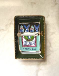 a square tray with fish on it and the word delicada written in spanish