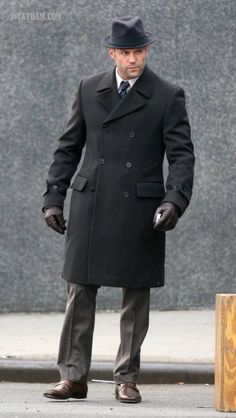 Jason Statham as Jasper, on the set of "13" Coat Pant For Men, Outfit Mujer, Men Stylish Dress, Jason Statham, Outfit Winter, Gentleman Style, Suit And Tie, Business Outfits, Double Breasted Suit Jacket