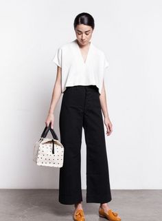 Street Mode, Minimalist Moda, Black And White Outfit, Mode Kimono, Sailor Pants, Black Cropped Pants, Style Casual Chic, Cooler Look, Work Style