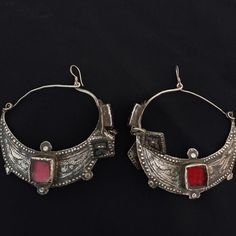 Rare earring. Handmade in taroudant. Antique berber silver eaaring with niello and old glass agate. Vintage earring. Gorgeous earrings and in good condition. Fast shipping *weight: 35.9 gram If there is any other question sand me a message and i will be very happy to answer it as son as possible. Visit my store: https://www.etsy.com/fr/shop/Berberjewelery Traditional Festival Jewelry With Pierced Design, Traditional Silver Hoop Earrings, Antique Jewelry For Pierced Ears, Vintage Ceremonial Metal Jewelry, Traditional Filigree Hoop Earrings, Bohemian Engraved Metal Earrings, Berber Traditional Clothes, Berber Earrings, Amazigh Jewelry Women