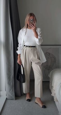 Monochromatic Work Outfit, Ootd Moodboard, Classy Workwear, Thirties Fashion, Clean Outfit, Wide Leg Trousers Outfit, Corporate Girl, Casual Outfits For Women, Stile Casual Chic