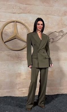 Kendall Jenner Green Dress, Kendall Jenner Green Outfit, Kendall Jenner Mercedes, Kendall Jenner Suit, Suits For Women Aesthetic, Women Suits Aesthetic, Suits For Women Classy, Kendall Jenner Green, Woman Business Suit