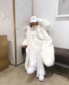 Mode Harajuku, Winter Mode Outfits, Coat Outfit, White Outfit, Winter Fits, White Fur, Looks Chic, Mode Inspo, White Outfits