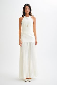 Jillian Pleated Maxi Skirt - Ivory Maxi Sheer Dress, Maxi Skirt Pleated, Chic Rehearsal Dinner Outfit, Cute Maxi Skirt Outfits, Rehearsal Dinner Outfit, Dinner Attire, Capsule Wardrobe Accessories, Maxi Skirt Outfit, Bridal Skirt