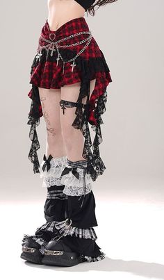 Red And Black Outfits Aesthetic, Rock And Roll Outfits, Plaid And Floral, Gothic Mode, Red Plaid Skirt, Women Portrait, Photo Cute, Clothing Design Sketches, Alt Fashion