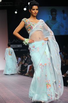 love this saree Pastel Sarees, Silver Saree, Indian Wedding Ideas, Checklist Wedding, Indian Wedding Fashion, Wedding Site, Traditional Indian Wedding