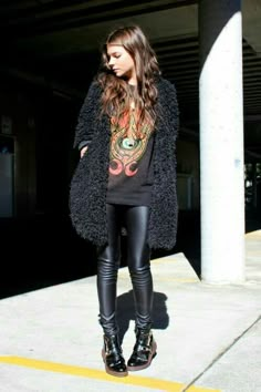 Black Fur Cardigan Outfit, Grunge Boots Outfit, Rock Chick Style Over 40, Comfy Grunge Outfits, Leather Leggings Outfit, Look Boho Chic, Chic Winter Outfits, Hello Lover