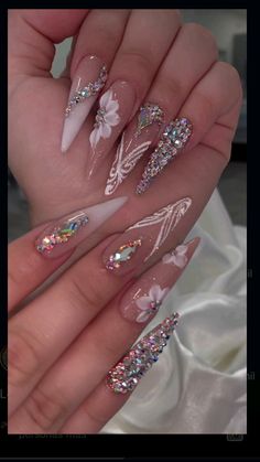 Almond Bling Nails, Shine Outfit Ideas, Stiletto Nails With Gems, Princess Nails Aesthetic, Bling Almond Nails, Rapunzel Nails, Dubai Nails, Mexico Nails, Urban Nails