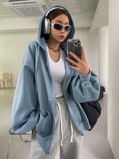 Oversized zip up hoodies can make any lazy day outfit look super cute! If you're ever in a rush to class you need one of these! Casual College Outfits Lazy Days, Outfits Lazy Days, Girl Hoodie Outfit, Zip Hoodie Outfit, Hoodie Outfit Aesthetic, Hoddies Outfits, Oversized Sweatshirt Outfit, Oversized Hoodie Outfit, College Outfits Lazy