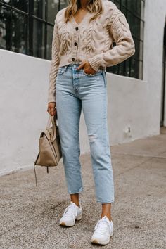 Beige Knit Cardigan Outfit, Cream Cardigan Outfit, White Cardigan Outfit, Cable Knit Sweater Outfit, Jeans And Sneakers Outfit, Knit Cardigan Outfit, Cardigan Fall Outfit, White Sneakers Outfit, Knit Sweater Outfit