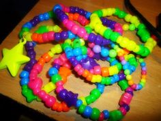 Kandi Color Combos, Scene Kandi Bracelets, Kandi Crown, Scene Kandi, Pulseras Kandi, Kandi Cuff Patterns, Kandi Inspo, Diy Kandi Bracelets, Punk Style Outfits