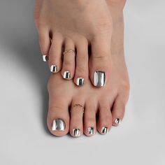 Sliver Chrome Love Streams Short Square - Press On Toe Nail – BTArtbox Nails Press On Toenails, Fake Toenails, Nail Infection, Acrylic Toes, Acrylic Toe Nails, Summer Toe Nails, Nail Care Routine, Ingrown Toe Nail, Metallic Nails