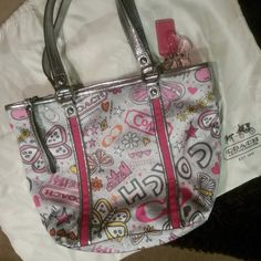 Coach Poppy Graffiti Shoulder Bag / Tote Purse K1076-F15712 Silver And Pink Coach Graffiti Print, Pink Lining, Butterfly Charm, Silver Leather Details. Used Condition, Inside Lining Has Light Marks From Normal Use. Over All Good Condition. Rare Coach Pattern/Style Coach Unicorn Tote, Coach Poppy, Graffiti Prints, Print Pink, Butterfly Charm, Tote Purse, Womens Tote Bags, Coach Bags, Diaper Bag