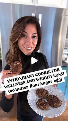 Solmaz Amirnazmi MD, DipABLM - Healthy Weight Loss Expert on Instagram: "So excited to share the recipe for my NO BUTTER/FLOUR/SUGAR/EGG ANTIOXIDANT COOKIE FOR WELLNESS AND WEIGHT LOSS with you!!

This cookie has it all! From protein to fiber to disease-fighting antioxidants it’ll keep you satiated, energized, fit and help propel you towards your health and weight loss goals🙌🏻 !!💃🏻💃🏻 

Aaaaand as a bonus, it has only 5 superfood ingredients and is ready in under 30 minutes!!

Hope you try this one out soon and feel energized and goooooood 😎😁☀️

HOW TO MAKE:
Preheat oven to 350 degrees.
In a large bowl, mash 4 bananas. Add 1 cup ground flaxseed, 1.5 tablespoons chia seeds, 6 tablespoons real peanut butter and a few shakes of cinnamon…mix together well. Fold in dark chocolate chips/c Peanut Butter Cookies For Diabetics, Superfoods Recipes, 4 Bananas, Healthy Low Carb Dinners, Feel Energized, Healthy Vegan Desserts, Banana Dessert, Health Dinner Recipes, Keto Cookies