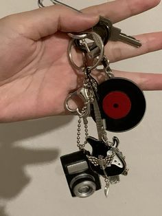 Keys On Keychain, Carabiner Keychain Ideas, Cool Keychains For Car Keys, Cool Keychains Aesthetic, Keys Aesthetic Keychain, Cool Key Chains, 2000s Keychains, Keychain Aesthetic Car Keys, Carabiner Aesthetic