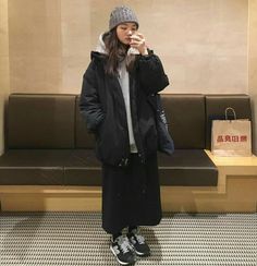 Grey Beanie Outfit, Beanie Outfit, Outfit Korean, Black Puffer Jacket, Jacket Outfit