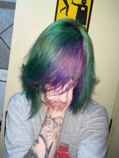 Cabelo verde com roxo Alternative Dyed Hair, Green Hair Dye Ideas Short Hair, Purple And Green Hair Ideas, Green To Purple Hair, Green Purple Hair, Half Green Half Purple Hair, Red And Green Hair, Green Roots Purple Hair