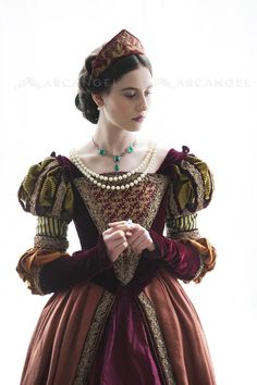 Tudor Fashion Women, Medieval Woman, Fantasy Dresses, Medieval Fashion, Historical Costume