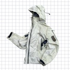 Condition - Great 8.5/10 Style - Y2K/Gorpcore/Streetwear/Goretex Colour - White Tag - M Fit - M Measurements -  P2P- 21.5 Inch Shoulder to Bottom- 25 Inch About -  Goretex XCR Canada Made Recco Tape seamed Drawstrings back of hood & at bottom Hood tucks into neck  Snow skirt Spell out & bird logo Multi pocket Side zip up Pocket on arm Armpit vents Some wear on the see through pocket on arm Goretex Jacket, Gorpcore Streetwear, Y2k Gorpcore, Bird Logo, Snow Skirt, Gore Tex Jacket, Bird Logos, Men's Coats And Jackets, Gore Tex