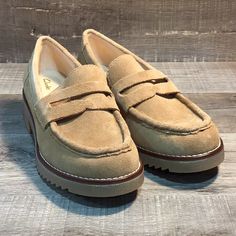 Clarks - Eden Style - Tan Suede Brand New Shoes In Box. Never Worn. No Rips, Tears, Or Stains. Smoke Free Environment. Ships Carefully Packaged And Boxed Right Away. Let Us Know If You Have Any Questions! 66685 If You’re Interested In Multiple Pairs From Our Closet We Offer Bundle Deals So Feel Free To Look Around, Like, And Bundle! Womens Loafers Black, Clark Loafers, Leather Flats Women, Slip On Dress Shoes, Woven Shoes, Loafer Shoes Women, Black Leather Loafers, Clarks Originals, Leather Ballet Flats