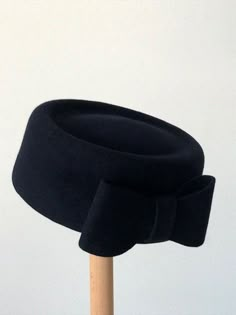 This black pillbox hat is handmade with great quality felt . Inspired by Jackie O this chic dress hat  can match many winter outfits when worn at special events, winter weddings, cocktail parties, the races and even funerals. fits average head size, if your head is larger than 59 cm please contact me before you order. height 7 cm The petersham sewn inside will protect this meticulously handmade piece. Listing in other colors, materials and shapes: FUR FELT:  https://www.etsy.com/il-en/shop/RanaH Pink Pillbox Hat, Classy Hats, Occasion Hats, Bridal Hat, Wedding Hat, Cocktail Hat, Pillbox Hat, Church Hats, Hat For Women