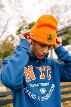 Hip Hop 90s, New Era Hats, College Sweatshirt, Retro Sport, Nyc Park, 90s Looks, Champion Hoodie, Estilo Hip Hop, Graphic Tshirt Design