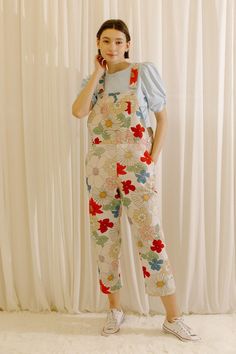 Adjustable straps, side pockets. Ankle straight legged. /cotton Gardening Outfits, Flower Overalls, Style Salopette, Overalls Style, Fashion Design Classes, Loose Overalls, Overall Jumper, Vibe Tribe, Overalls Fashion