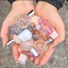 Selfcare Shopping, Ariana Grande Perfumes, Lipstick Tips, Koleksi Makeup, Ariana Perfume, Ariana Grande Perfume, Pretty Perfume Bottles, Perfume Organization, Fragrances Perfume Woman