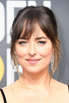 Franja: sete tipos para transformar o seu corte de cabelo de sempre - Blog do Rodrigo Cintra - UOL Pony Hairstyles, Long Hair With Bangs, Short Hair With Bangs, Cut My Hair, Haircuts With Bangs, Grunge Hair, Dakota Johnson, How To Make Hair, Ombre Hair