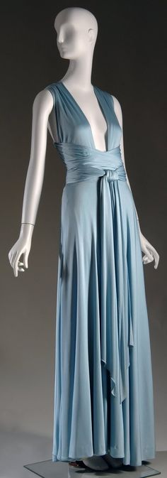 A silk jersey evening dress by Halston, ca. 1972 (gift of Lauren Bacall). Disco Makeup, 70's Disco, Fashion 1970s, Moda Outfit, Lauren Bacall, Retro Mode, Vintage Gowns, 1930s Fashion, Vintage Couture