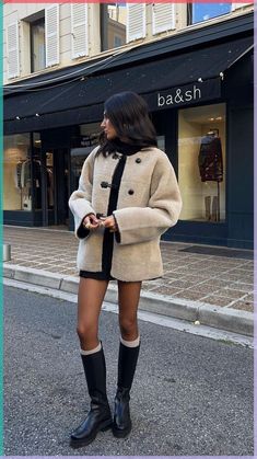 15 Winter Outfits That Will Make You Excited To Wear Your Coat - CLOSS FASHION Check more at https://beautyfashionideas.com/fashion/15-winter-outfits-that-will-make-you-excited-to-wear-your-coat-closs-fashion/ Winter Outfits Birthday, Vineyard Outfit, York Outfits, December Outfits, Winter Boots Outfits, Nyc Outfits, New York Outfits, Estilo Indie, London Aesthetic