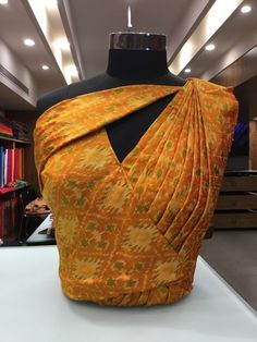 Designer draped blouse by shalini sonti Naaien Blouses, Detail Couture, Best Blouse Designs, Sewing Blouses, Blouse Back Neck Designs, Draping Fashion, Afrikaanse Mode, Blouse Designs Indian, Saree Blouse Patterns