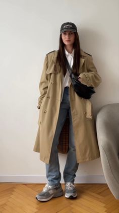 Beige Trench Coat Outfit Spring, Oversize Trench Coat Outfit, Grey Trench Coat Outfit, Oversized Trench Coat Outfits, Trench Jacket Outfit, Brown Trench Coat Outfit, Beige Trench Coat Outfit, Trench Coat Outfit Spring, Oversized Jacket Outfit