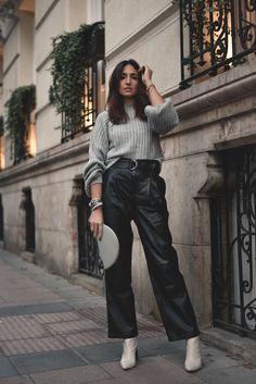 Outfit Palenque, Leather Pants Outfits, Outfit Informal, Beige Boots, Dressing Ideas, Leather Outfits, Leather Outfit, Office Outfits, Fashion Inspo Outfits