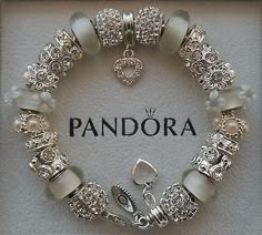 Pandora Bracelet Charms Ideas, Girly Bracelets, Pandora Bracelet Designs, Pandora Jewelry Charms, Bracelet Pandora, Wrist Jewelry, Jewelry Accessories Ideas, Pandora Bracelet Charms, Flower White