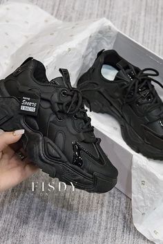 Fisdy - Zapatillas de running de piel negra de primera calidad con suela gruesa duradera Black Leather Fashion, Soft Heels, Comfy Slippers, Chunky Sneakers, Winter Shoes, Up Shoes, Outfit Casual, Fashion Sneakers, Sport Fashion