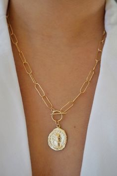 Unique and a showstopper! Looks amazing alone or stacked with daintier layers. Made with 14k gold filled materials, daily wear is recommended! Wear the clasp in the back for a solid chain look. -- 14k gold filled 20'' chain length Handcrafted Roman coin -- --PROCESSING-- Item is made to order and may take up to 2 weeks to ship. --QUALITY IS EVERYTHING-- You're investing in a piece that will last! Gold filled is NOT the same thing as gold plated, nor is it 'overlay' or 'vermeil'. After years of e Gold Rectangular Jewelry With Toggle Clasp, Gold Link Chain Necklace, Chunky Gold Bracelet, Toggle Clasp Necklace, Layered Coin Necklace, Gold Medallion Necklace, Gold Link Necklace, Necklace Outfit, Chain Necklace Gold