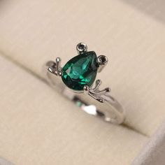 Emerald Anniversary, Frog Ring, Original Engagement Rings, May Birthstone Rings, June Birthstone Ring, Pear Cut Engagement Rings, Green Emerald Ring, Engagement Ring Unique, Wedding Rings Halo